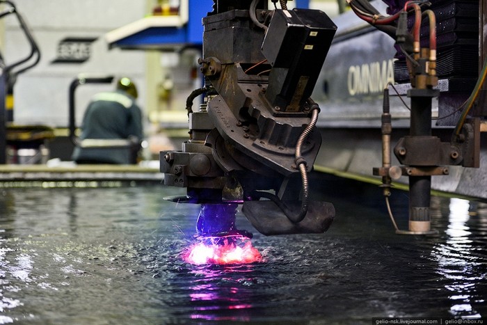Thiết bị cắt kim loại dùng công nghệ Plasma trong nhà máy đóng tàu Admiralty